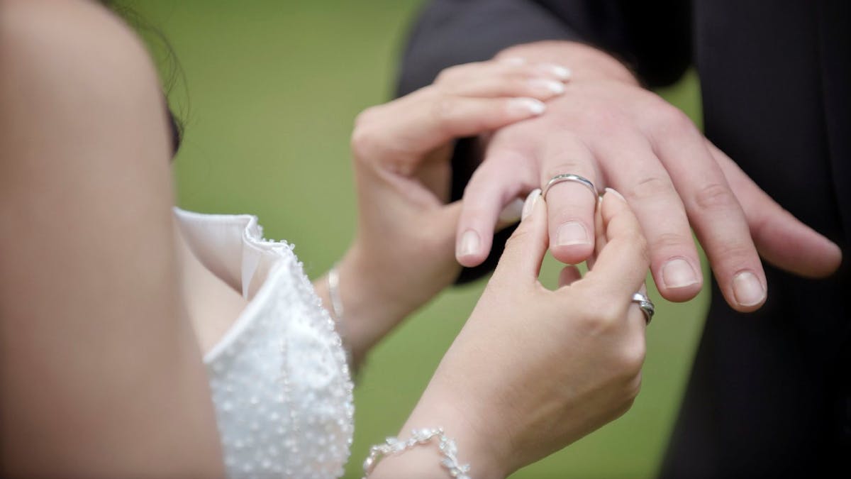 Vom Ehering bis zum Hochzeitsessen: Heiraten kostet viel Geld. Manche Ausgaben sind unverzichtbar - am leichtesten sparen Paare, wenn sie die Gästeliste kurz halten.