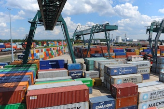 Aufeinandergestapelte Container im Hafen Niehl I