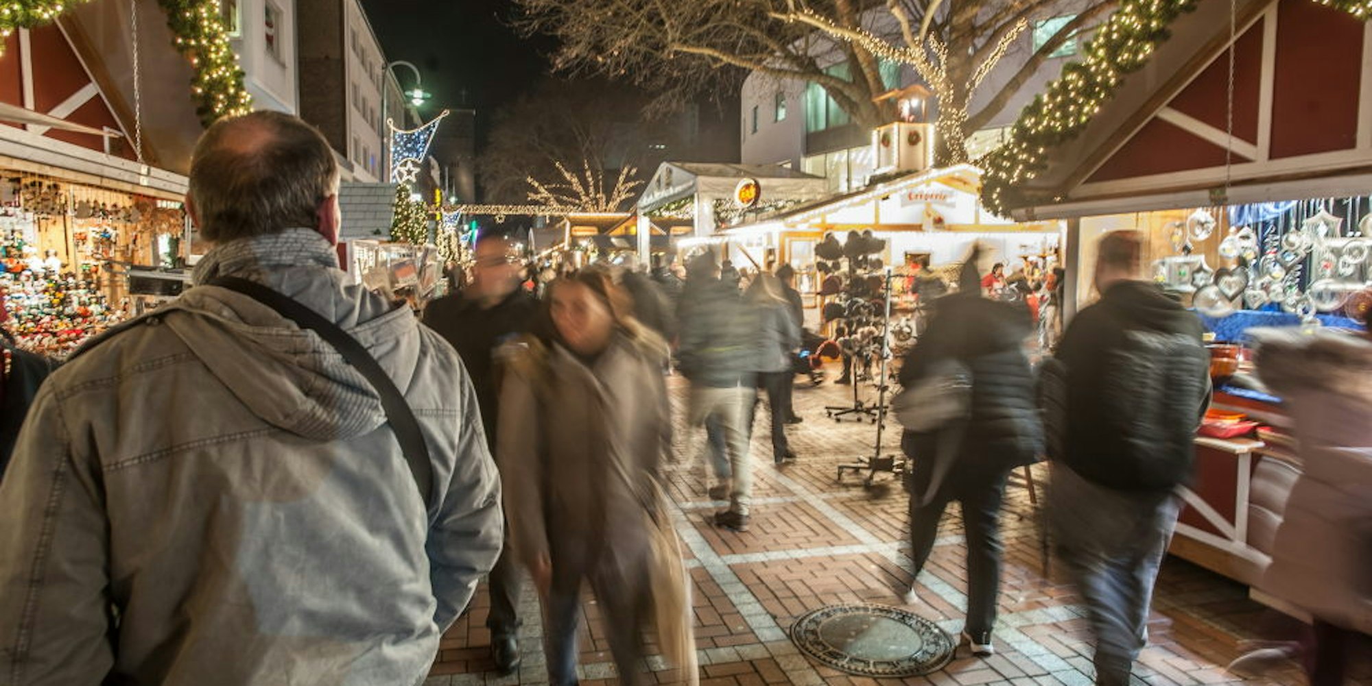 Die Besucher auf den Weihnachtsmärkten – wie hier in Wiesdorf – folgen ganz verschiedene Herangehensweisen.