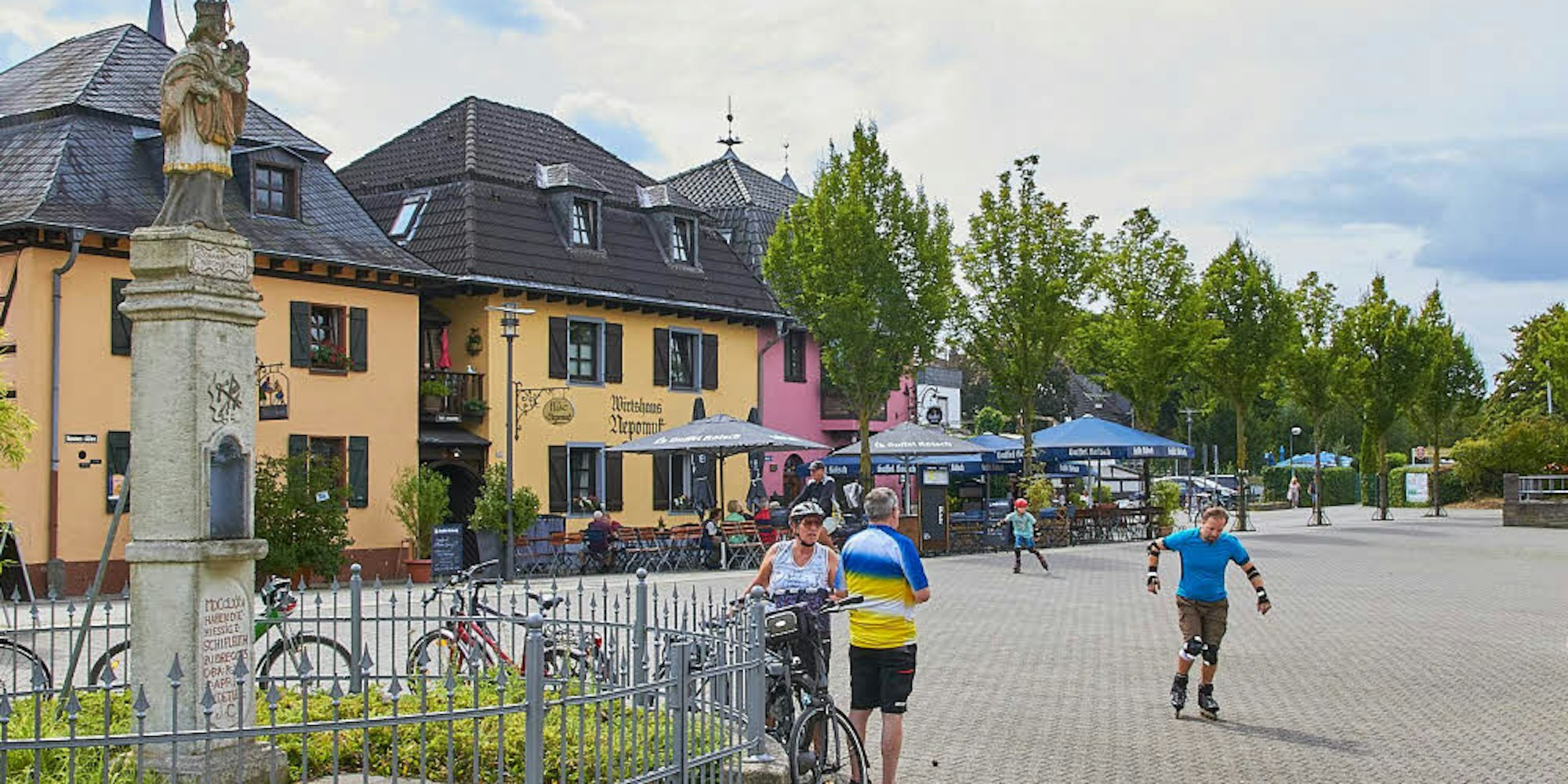 Das Nepomuk-Denkmal mitten auf dem Zündorfer Marktplatz ist ein beliebter Treffpunkt bei Ausflüglern.