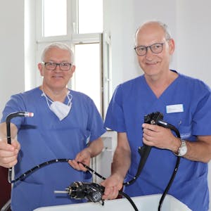 Chefarzt Dr. Pascal Scherwitz (l.) und Dr. Thomas Kaufmann freuen sich über das neue Hightech-Endoskop.