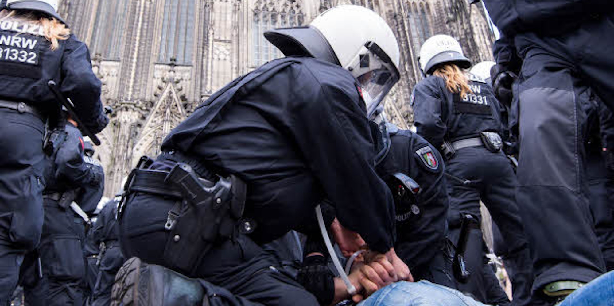 Polizisten nehmen in Köln einen Mann fest. (Archivfoto)