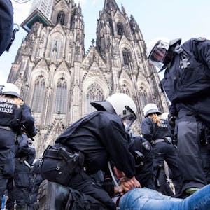 Polizisten nehmen in Köln einen Mann fest. (Archivfoto)