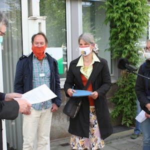 Bürgermeister Storch (links) nahm die Bürgeranregung für den Klimaschutz in Eitorf vor dem Rathaus entgegen, daneben von links Uwe Eckardt, Carmen Ulmen und Sina Pfister, die Initiatoren des Klima-Treffs.