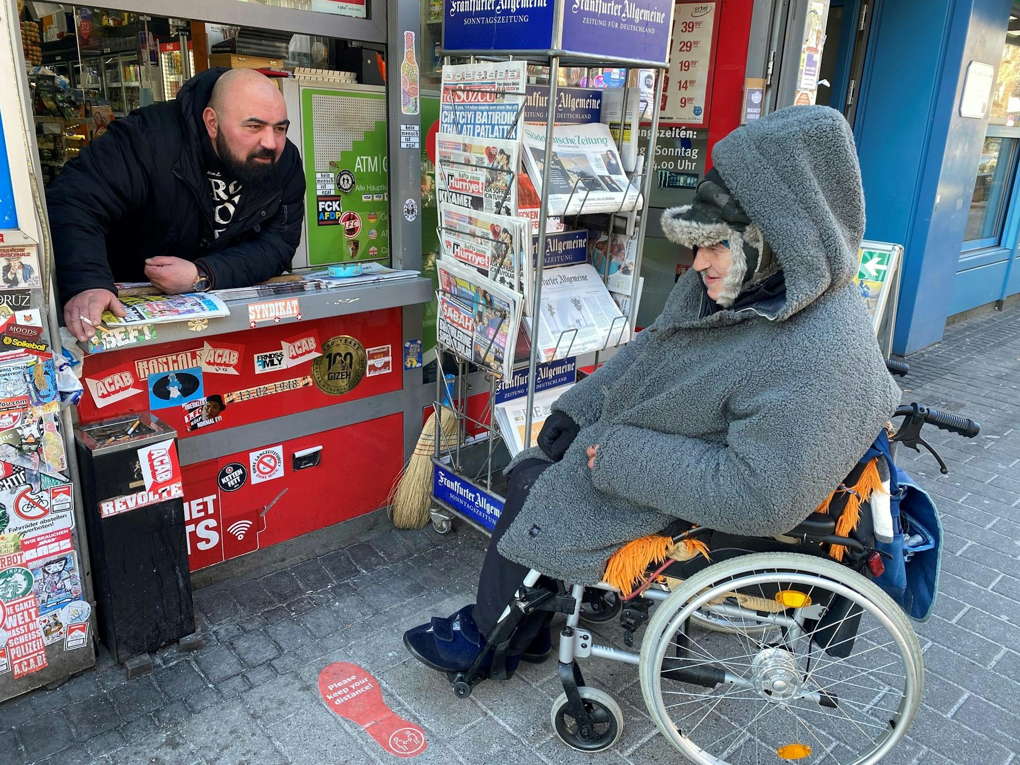 Der Obdachlose Helmut M. erfährt beim Kiosk in Köln Ehrenfeld regelmäßig Unterstützung