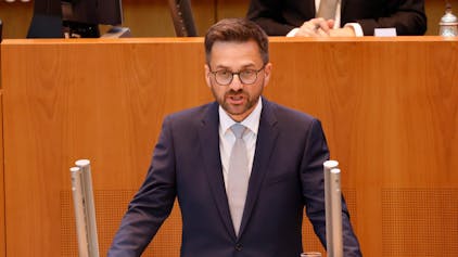 Thomas Kutschaty steht am Rednerpult des Landtages