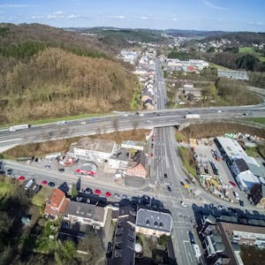 Dass die A4-Brücke über die L 136 in Untereschbach erneuert werden muss, ist seit 2017 klar. 