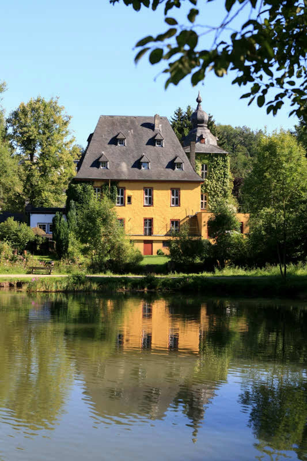 Die Burg Zweiffel ist ein ehemaliger Adelssitz im Tal der Strunde.
