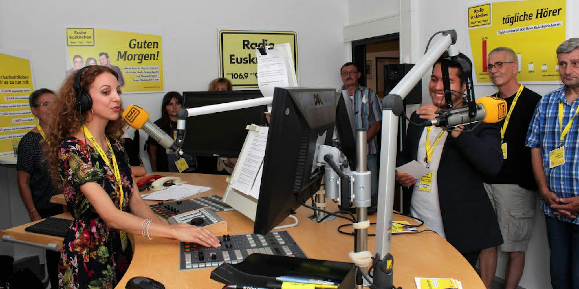 Interessiert verfolgten die Gäste im Studio in Euenheim die Arbeit der Moderatoren am Mikrofon.