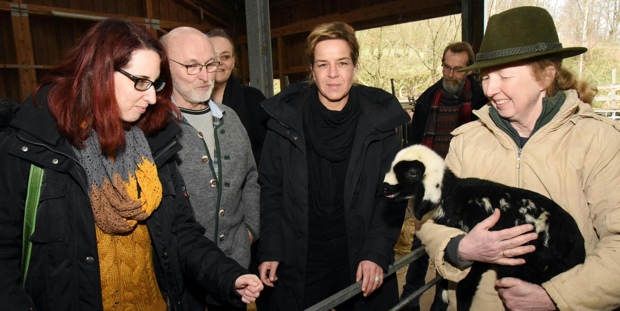 Beim Betriebsbesuch brachten Klosterbauer Peter Schmidt (2.v.l.) und Susanne Schulte (r.) der Grünen-Spitzenkandidatin Mona Neubaur (M.) und Sabine Grützmacher (l.) die Landwirtschaft näher.