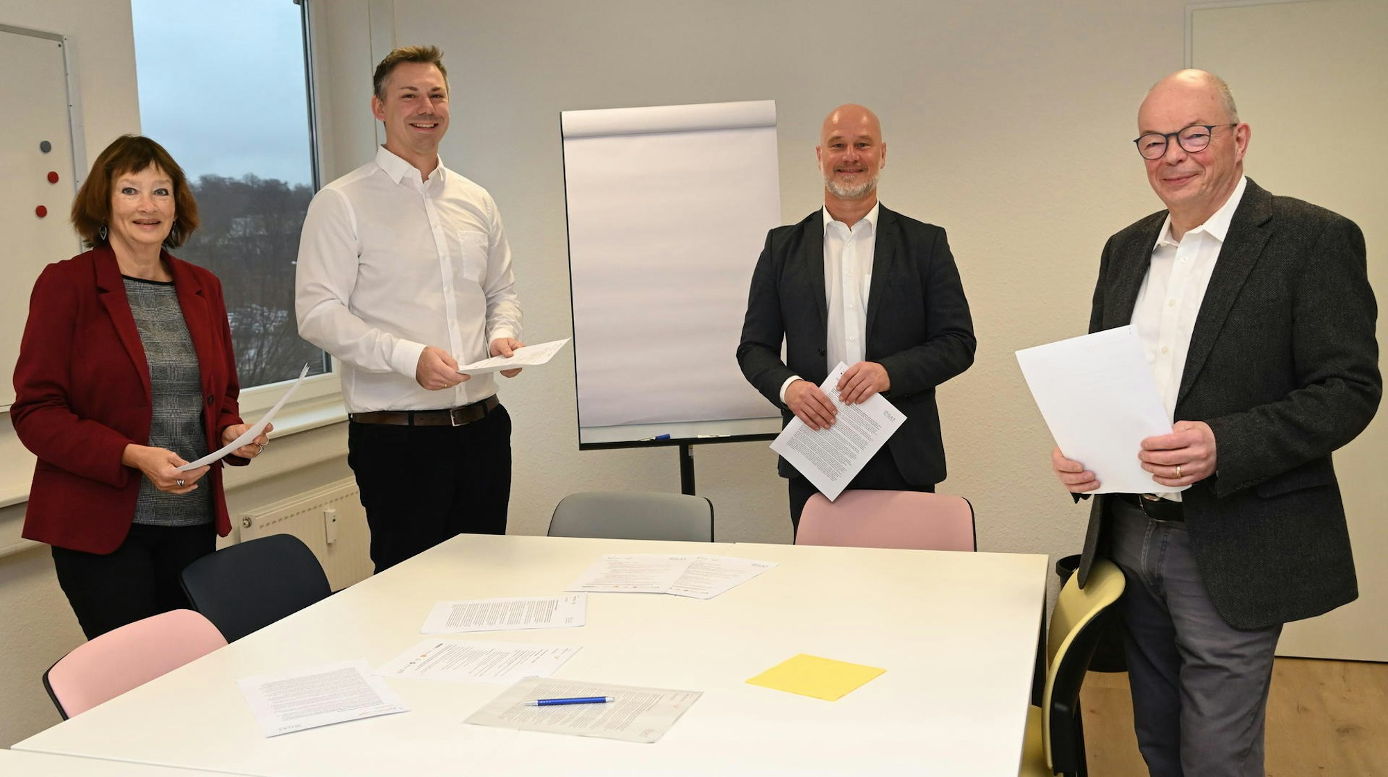 Claudia Seydholdt (Kette), Marco Reis (Softdoor), Markus Homburg (SRH Business) und Michael Schulte, Geschäftsführer des Jobcenters, stellten das Projekt vor.