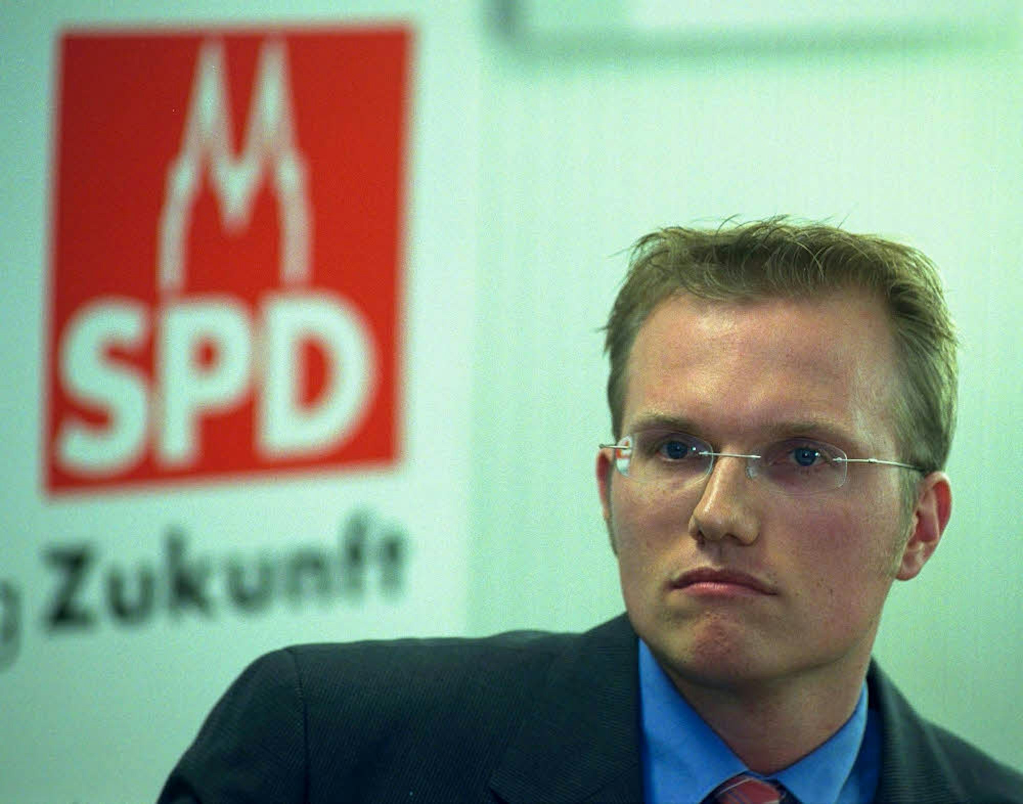 Jochen Ott verkündet auf einer Pressekonferenz 2002 den Rücktritt des damaligen Fraktionschefs Norbert Rüther.