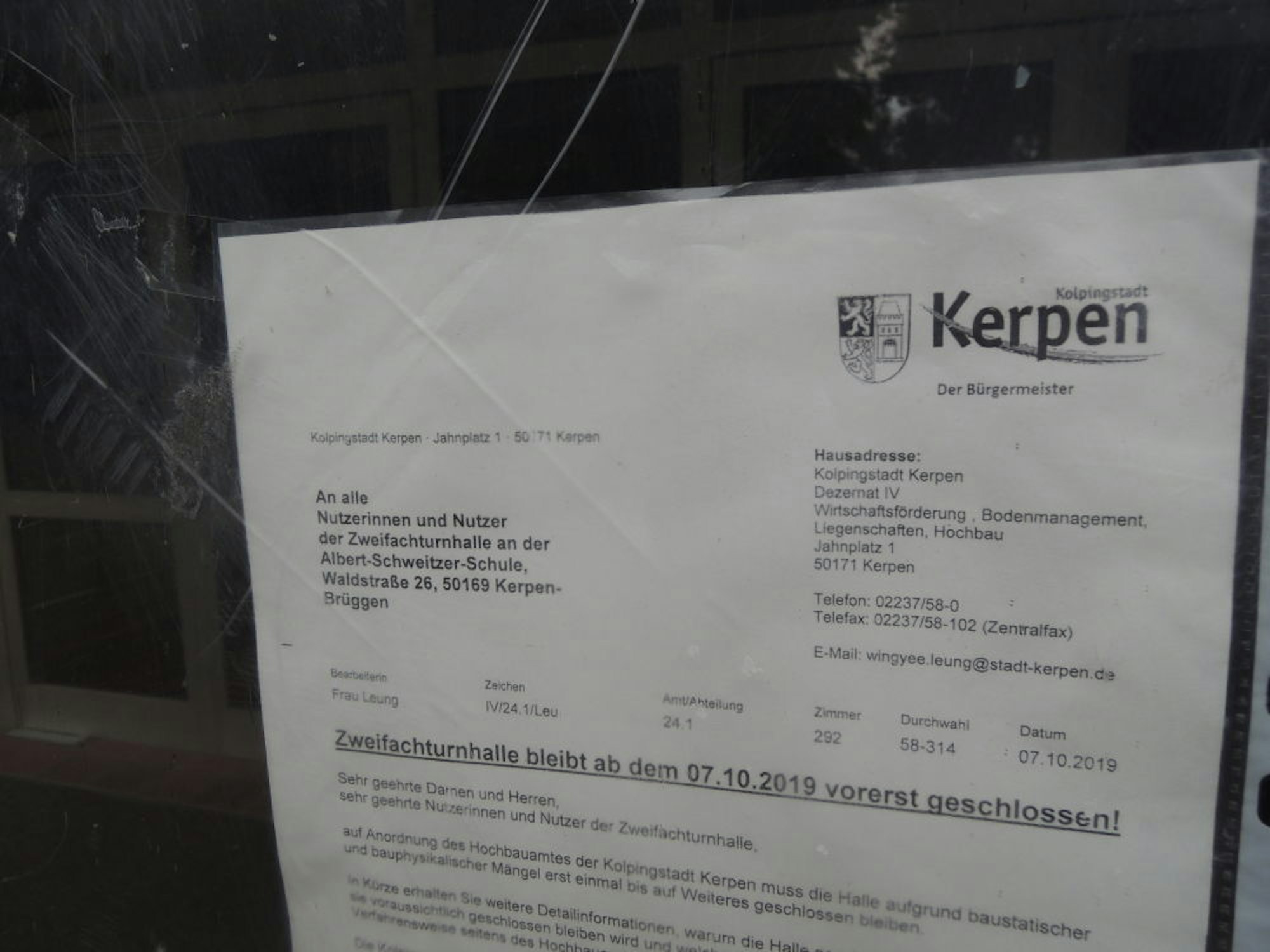 Am Halleneingang informiert die Kerpener Stadtverwaltung darüber, dass die Turnhalle geschlossen werden musste.