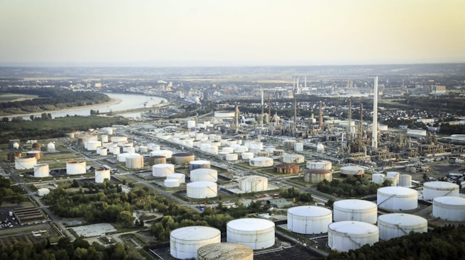 Inwieweit Industrieanlagen, wie die Rheinland-Raffinerie in Godorf mit immer wieder auftretendem Gestank zu tun haben, ist nur schwer nachweisbar.