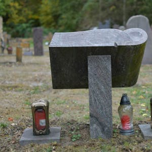 Neuartige Grabkammern gibt es seit 2004 auf dem Friedhof am Refrather Weg.
