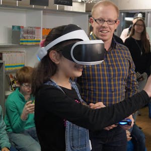 Begeistert von virtuellen Welten: VHS-Dozent Thomas Golc führte den Schülern eine VR-Brille vor.