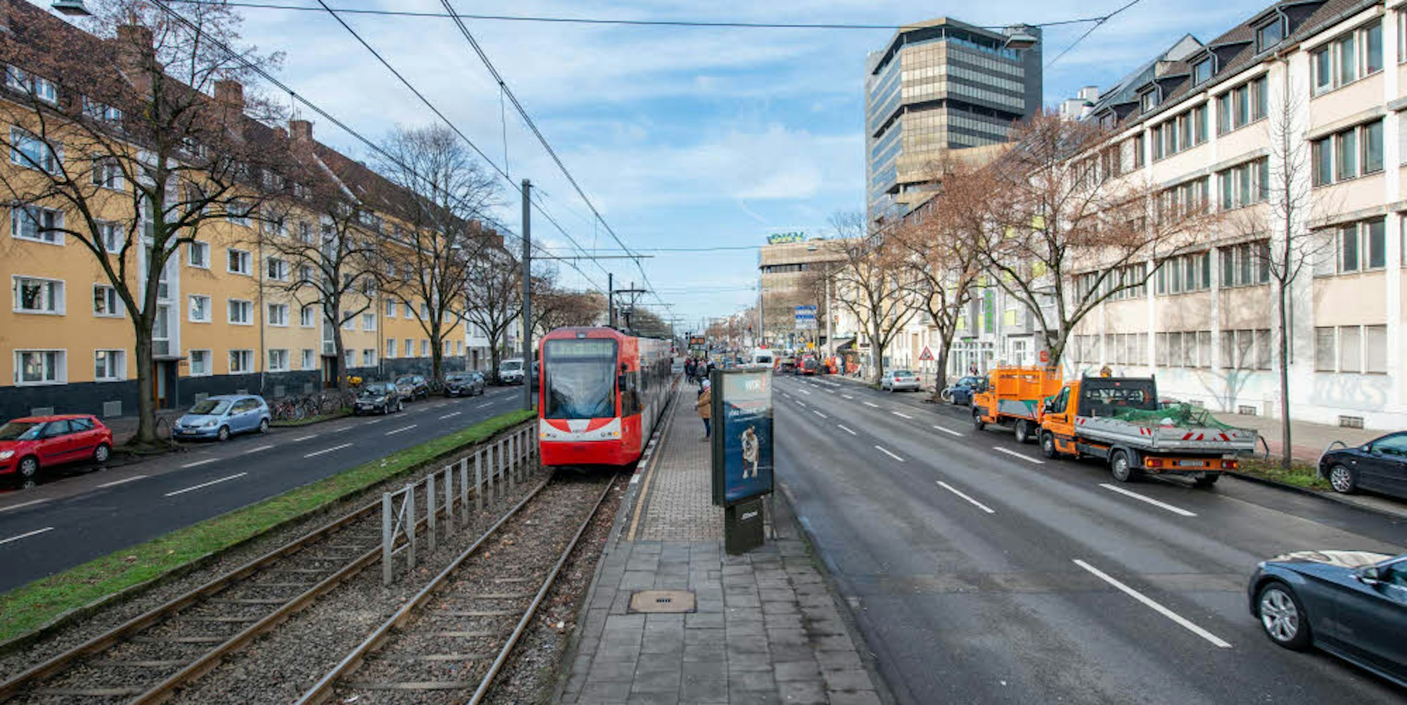 Auf der Aachener Straße gibt es in manchen Abschnitten sechs Spuren. Zwei davon werden teilweise als Parkstreifen genutzt.