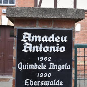 Gedenktafel für Amadeu Antonio in Eberswalde.