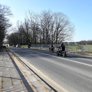 Über die stillgelegte Trasse der A 4 führt die Kreisstraße 53, die hier nach den Plänen von RWE abgebaggert werden soll.
