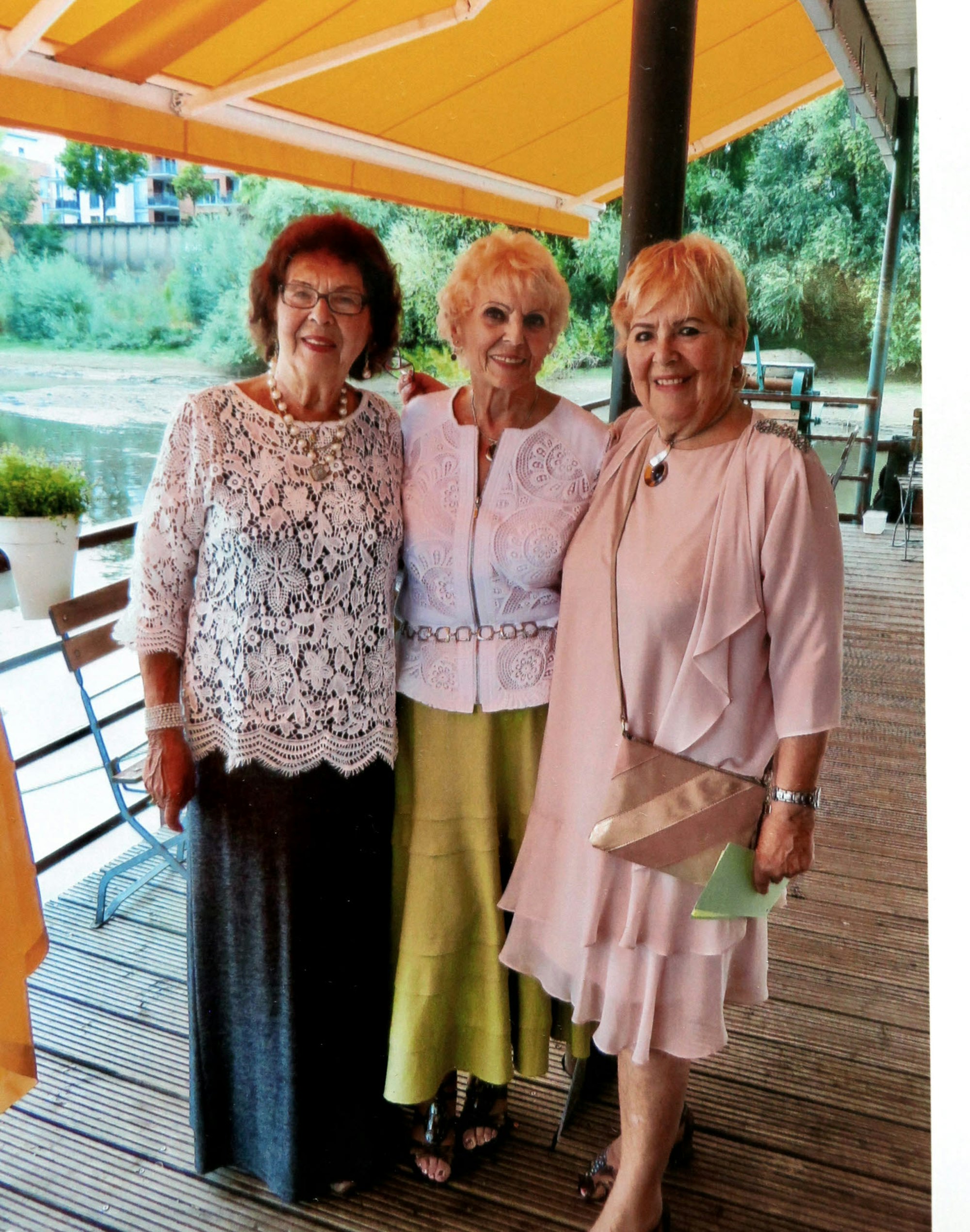 Heute sehen sie sich regelmäßig: Die drei Schwestern feiern den Geburtstag von Helga Hoffmann in Köln.