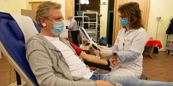 Die medizinische Fachkraft Rosi Fischer vom DRK-Blutspendedienst nimmt Leszek Frey in Bornheim-Sechtem Blut ab.