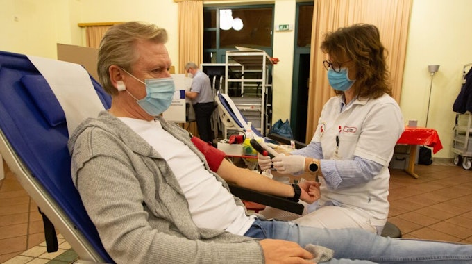 Die medizinische Fachkraft Rosi Fischer vom DRK-Blutspendedienst nimmt Leszek Frey in Bornheim-Sechtem Blut ab.