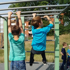 Mit Begeisterung nehmen die Kinder an dem Sportangebot teil, das Fitnesstrainer Niko Kouklinos (Bild rechts) anbietet.