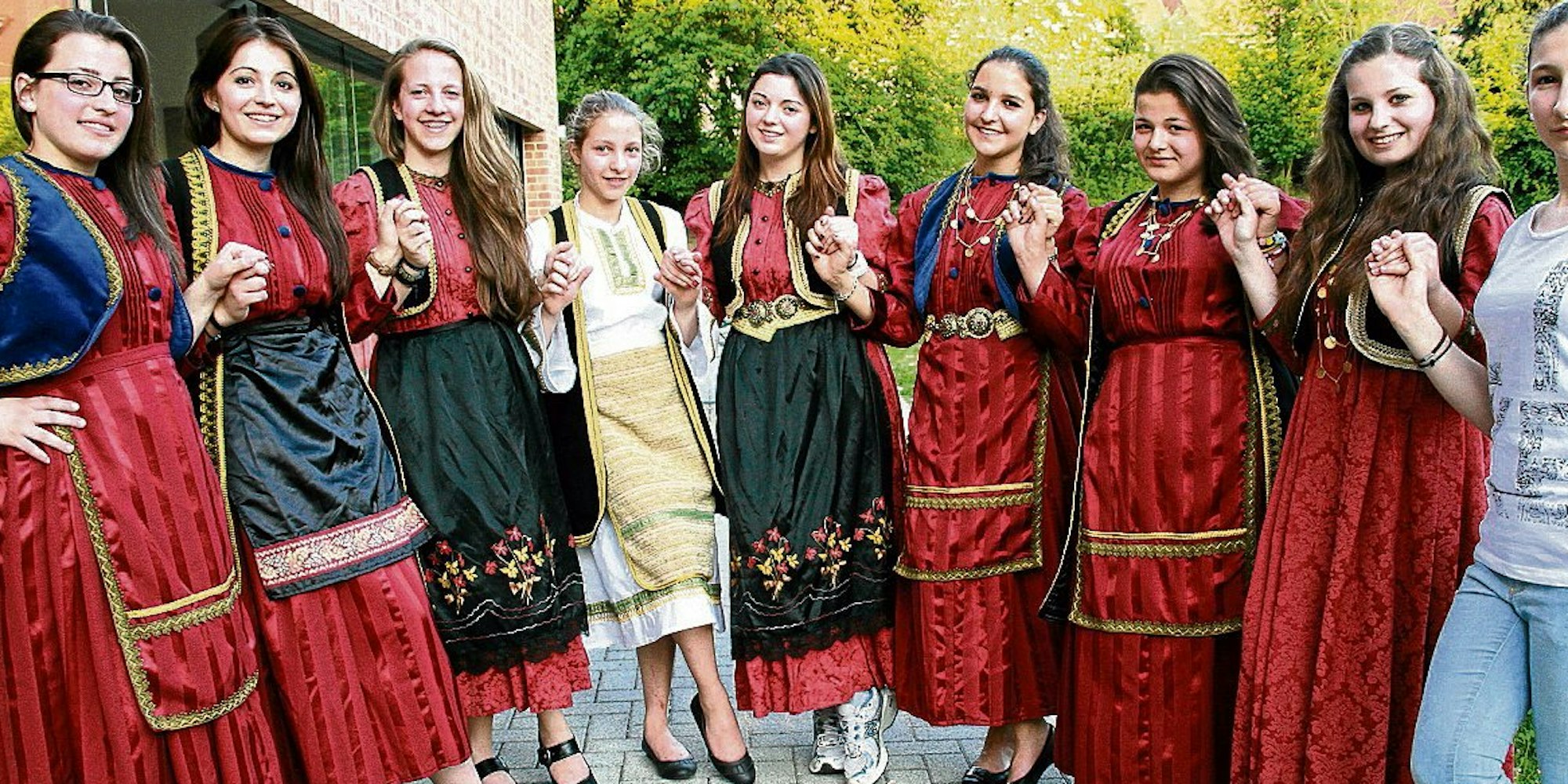 Die aufwendig verzierten roten Trachten der Tänzerinnen stehen für die griechische Region Thessalien.