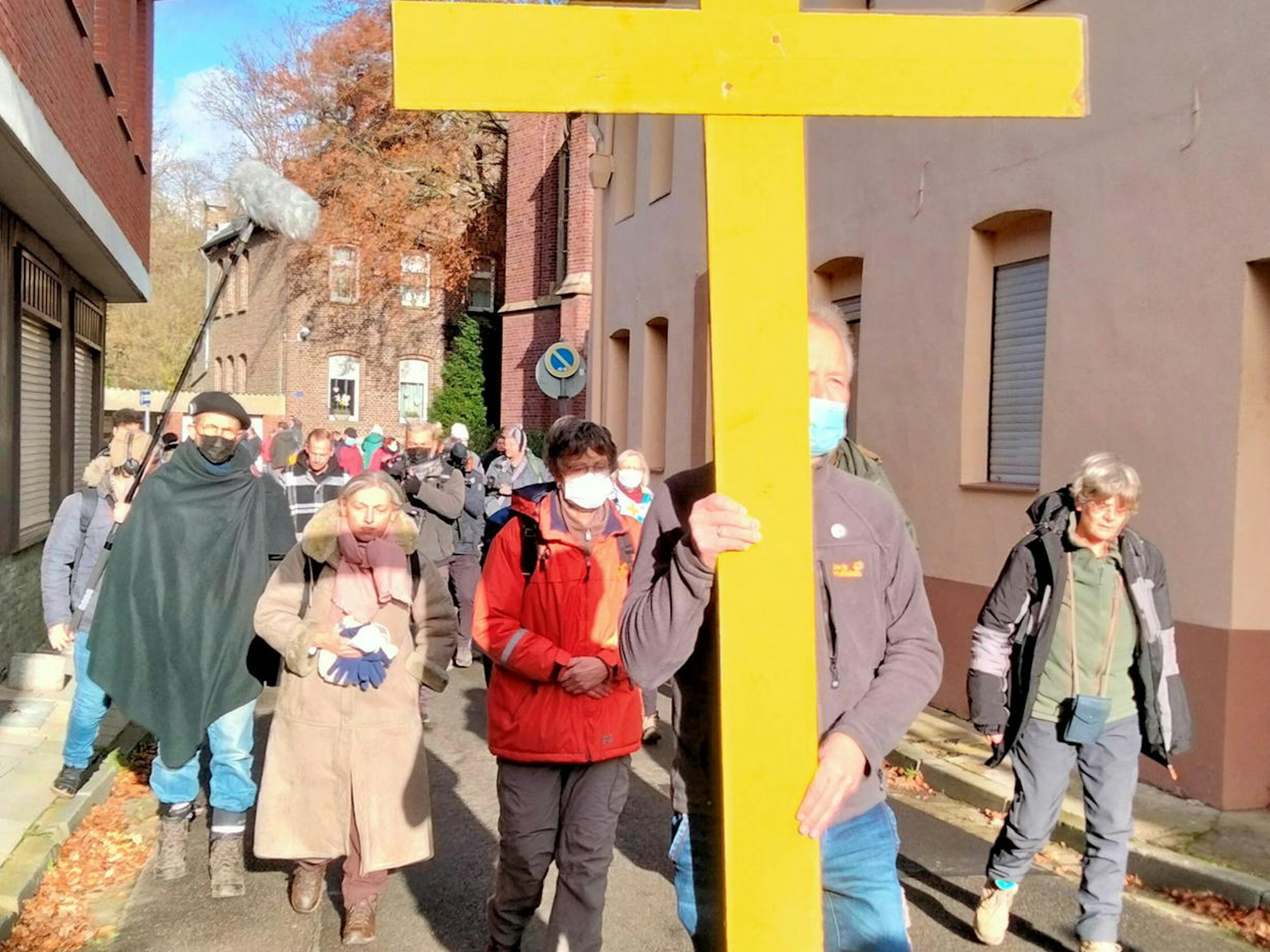 Der Protestmarsch mit dem gelben Kreuz wirkte wie eine Prozession.