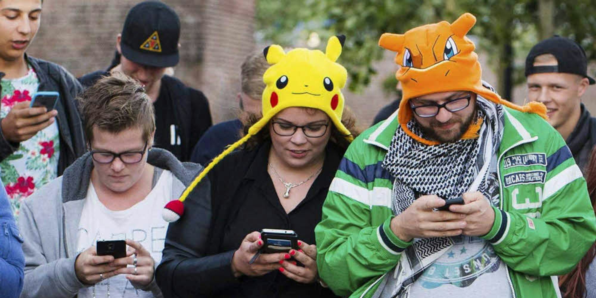 Nur aufs Handy statt auf den Verkehr zu achten kann gefährlich sein – nicht nur beim Pokémon-Spiel.
