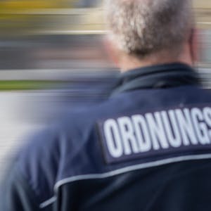 Das Gummersbacher Ordnungsamt und die Polizei ahndeten in der Innenstadt Verstöße wie das Missachten der Abstandsregeln oder der Maskenpflicht.