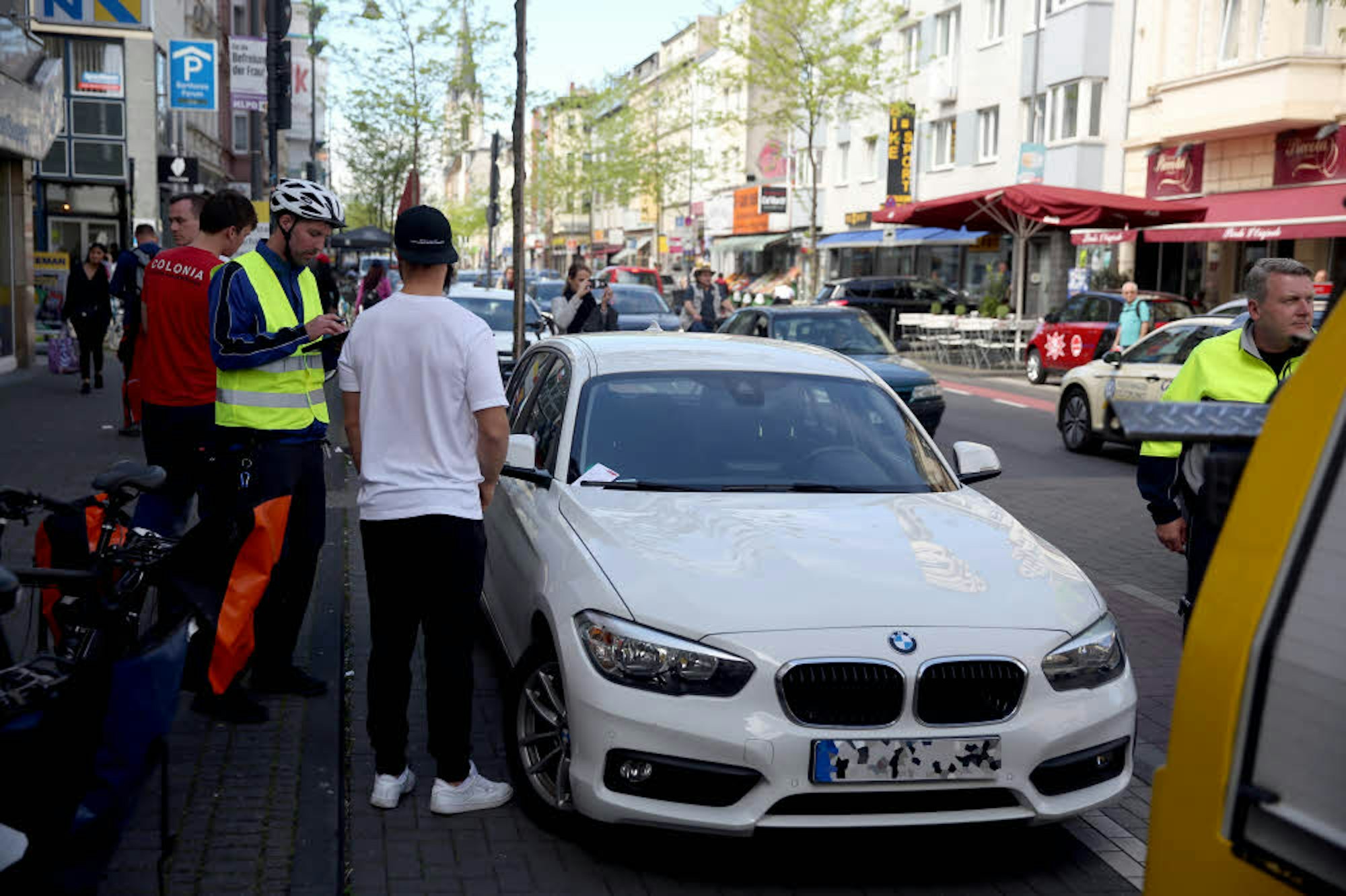 Falsch geparkt: Mehrere Stunden kontrollierten Stadt und Polizei in Ehrenfeld Verkehrssünder.