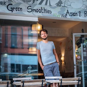 Eines seiner veganen Lieblings-Restaurants: Sänger Mike Kremer vorm MeiWok Vegan auf der Venloer Straße.