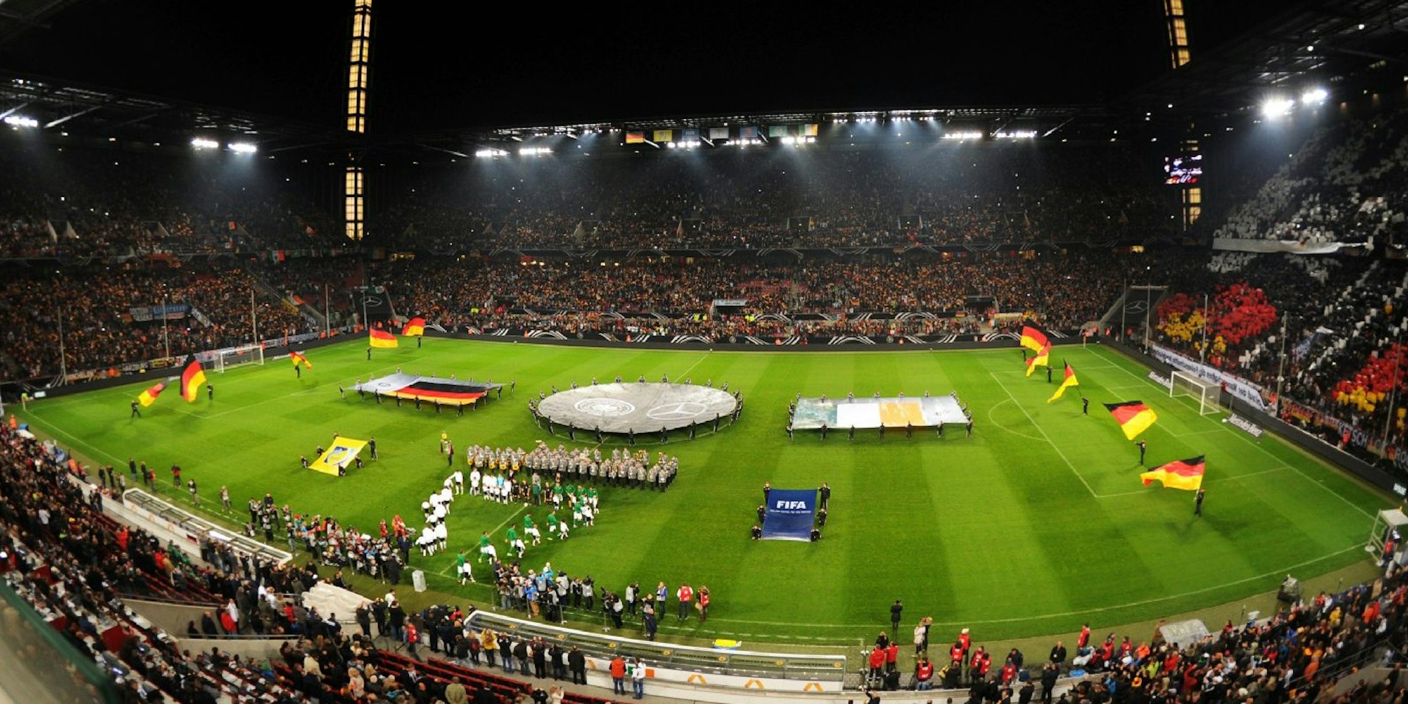 Das RheinEnergiestadion bei der WM-Qualifikation Deutschland - Irland am 11.10.2013.