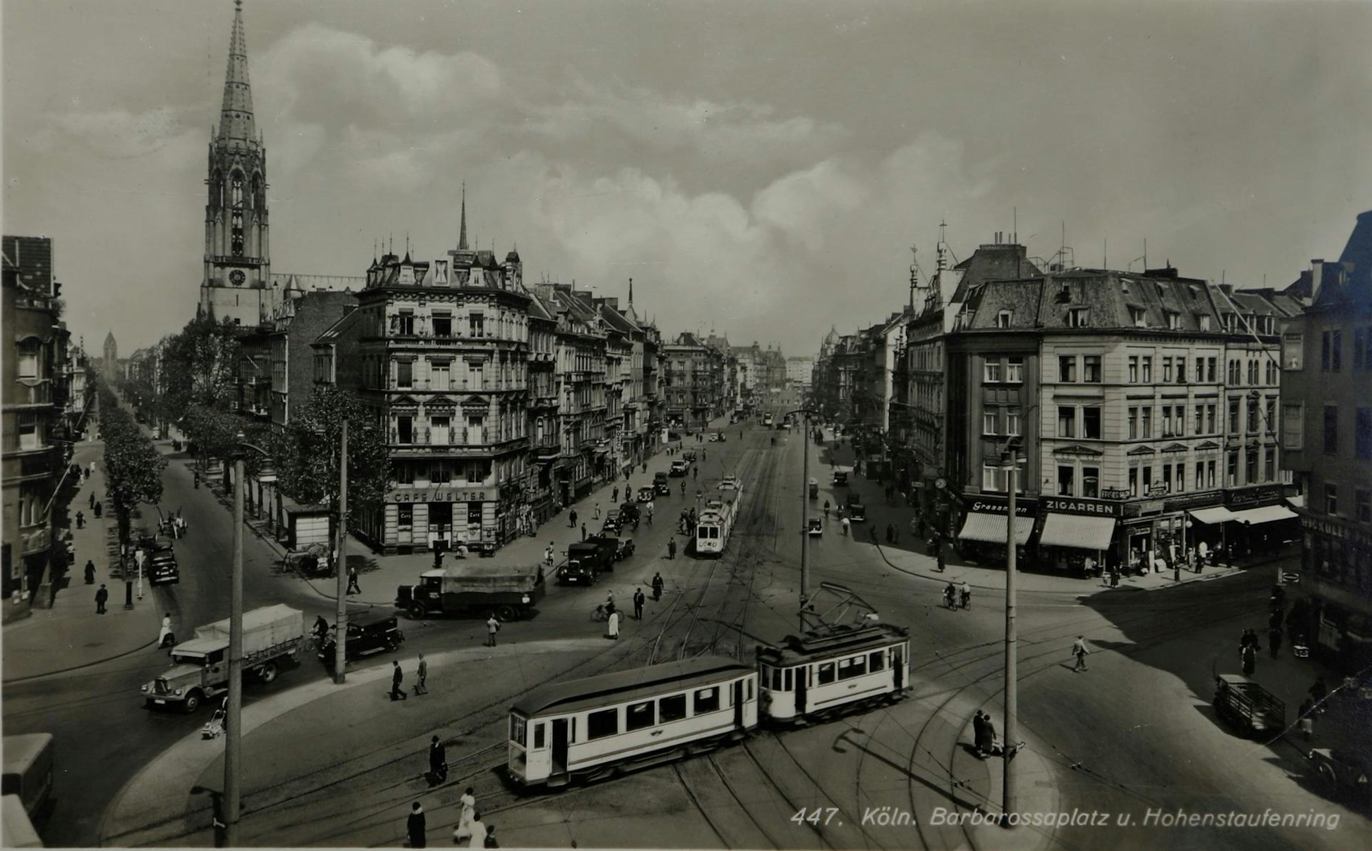 1931: Die Grünfläche ist einem Kreisverkehr gewichen.