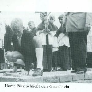 1952: Grundsteinlegung für die damals noch katholische Waldschule. Schüler Horst Pütz durfte damals mitwirken.