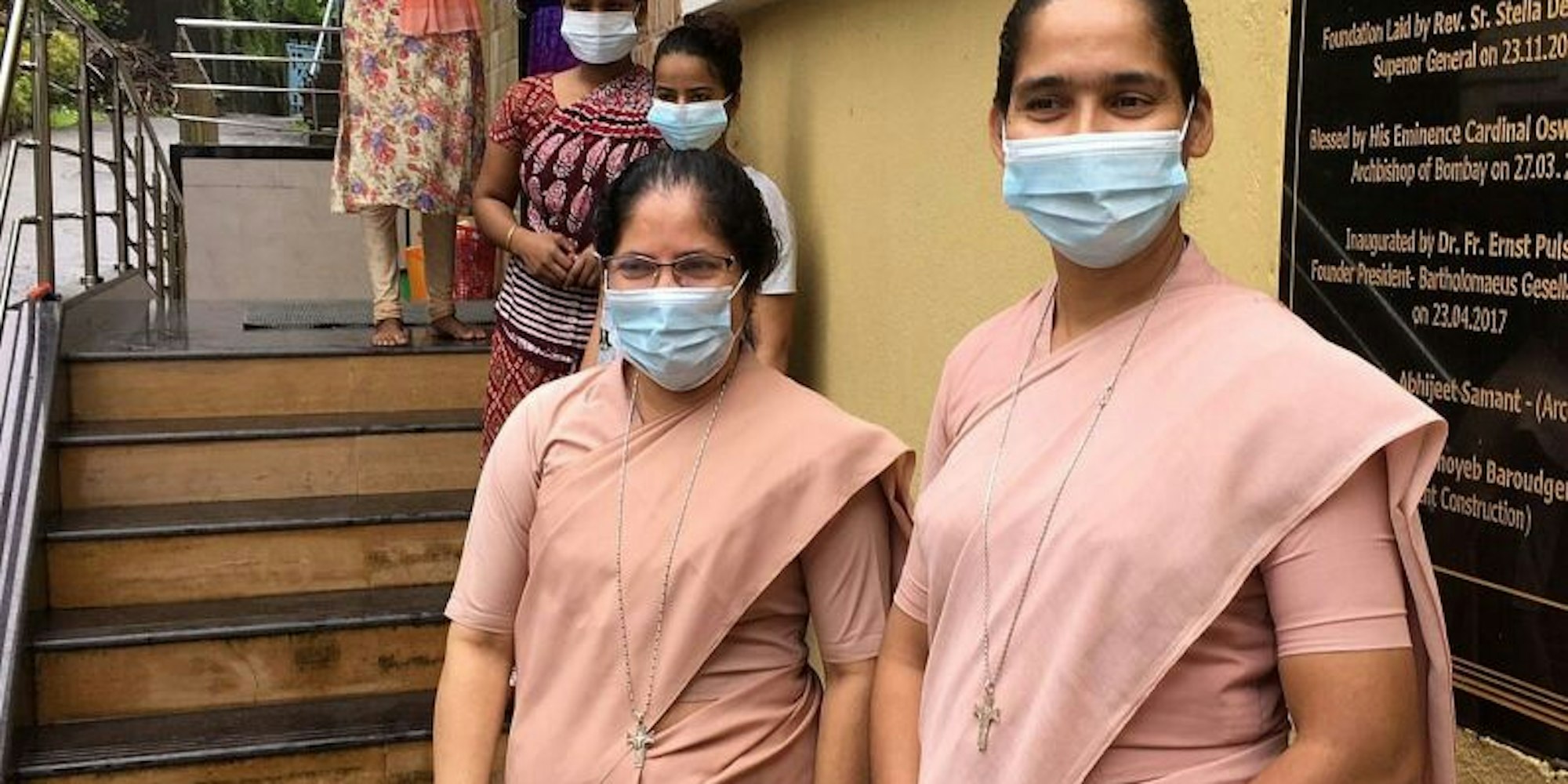 Die neuen Masken schützen die Schwestern bei ihrer selbstlosen Arbeit während der Corona-Pandemie.