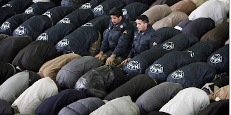 In Teheran beten Polizisten in ihrer Mittagspause.