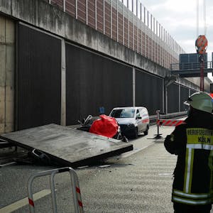 Unfall A3 Betonteil stürzt auf Auto Holecek