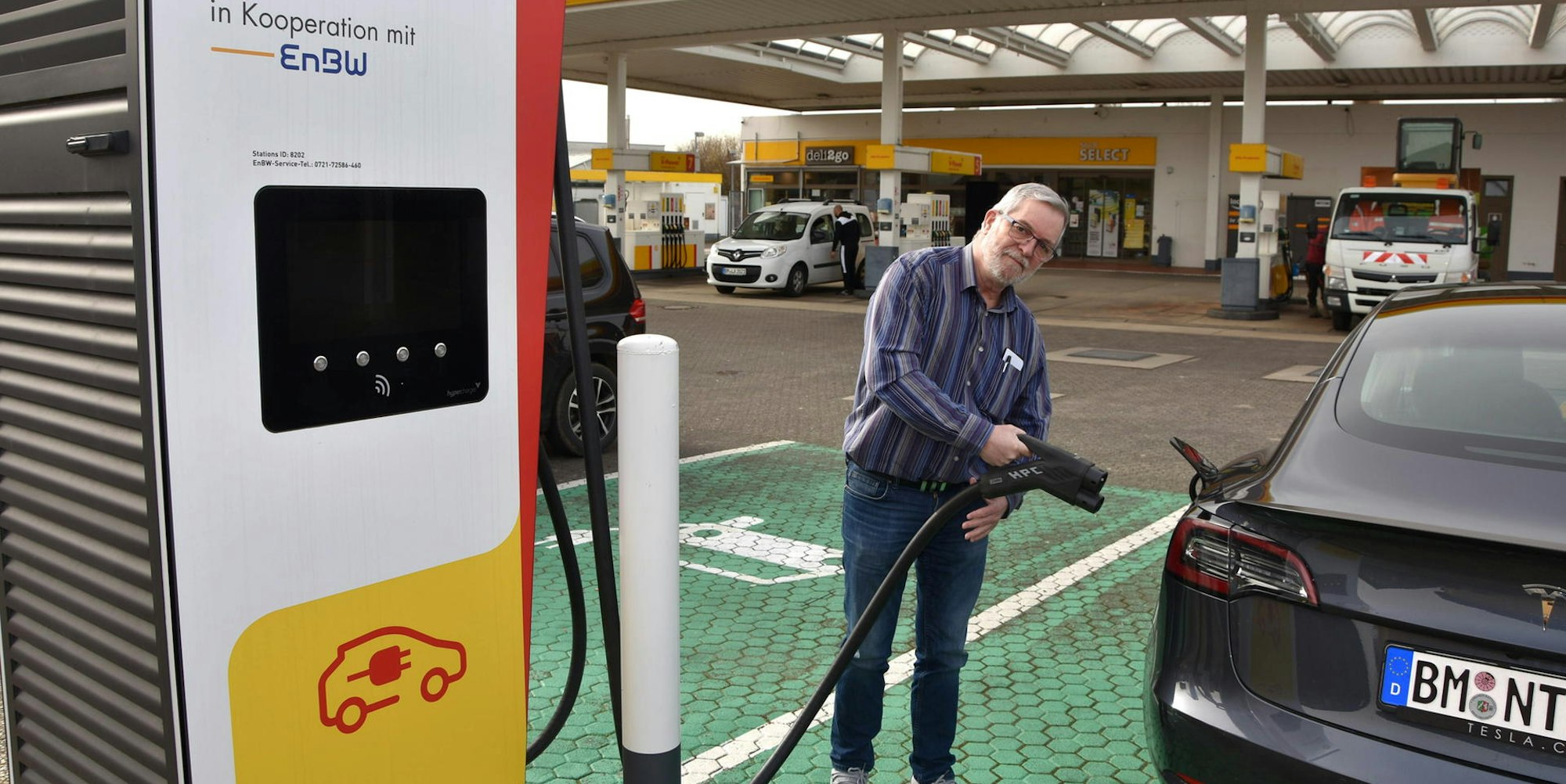 Seit einem Jahr steht die staatlich geförderte Ladesäule an der Shell-Tankstelle in Kenten. In Betrieb ging sie seitdem nicht. Das bedauert auch E-Auto-Fahrer Guido Mies.