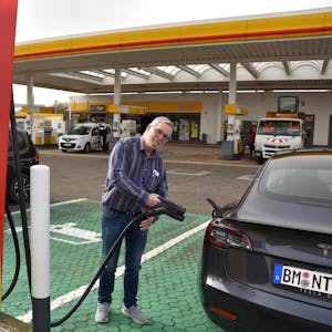 Seit einem Jahr steht die staatlich geförderte Ladesäule an der Shell-Tankstelle in Kenten. In Betrieb ging sie seitdem nicht. Das bedauert auch E-Auto-Fahrer Guido Mies.