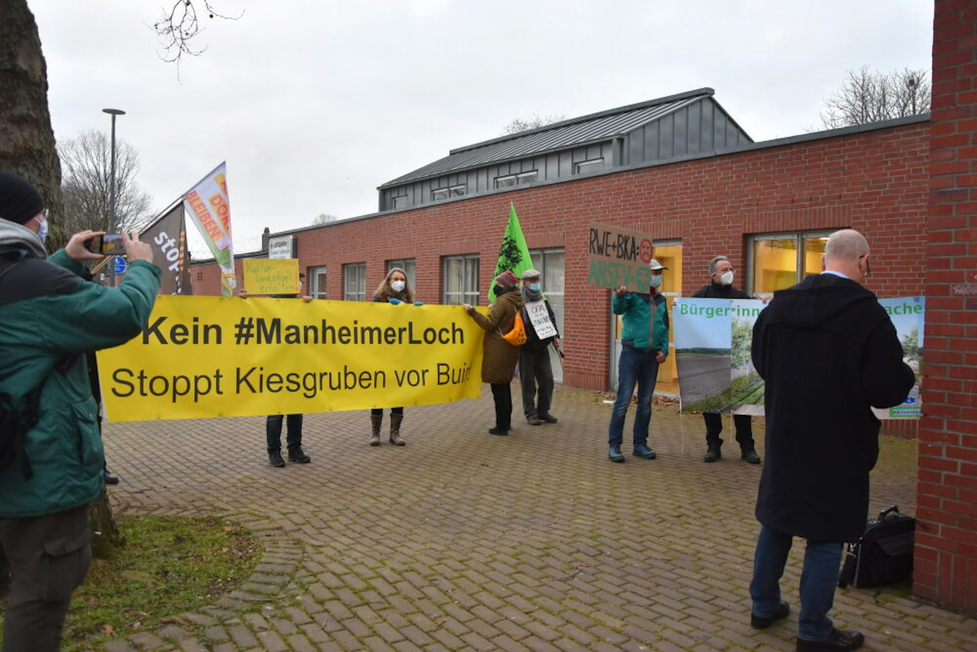 Vor der Jahnhalle demonstrierte eine Gruppe ebenfalls gegen das Abgraben der Manheimer Buch und auch gegen weitere Kiesgruben bei Buir.