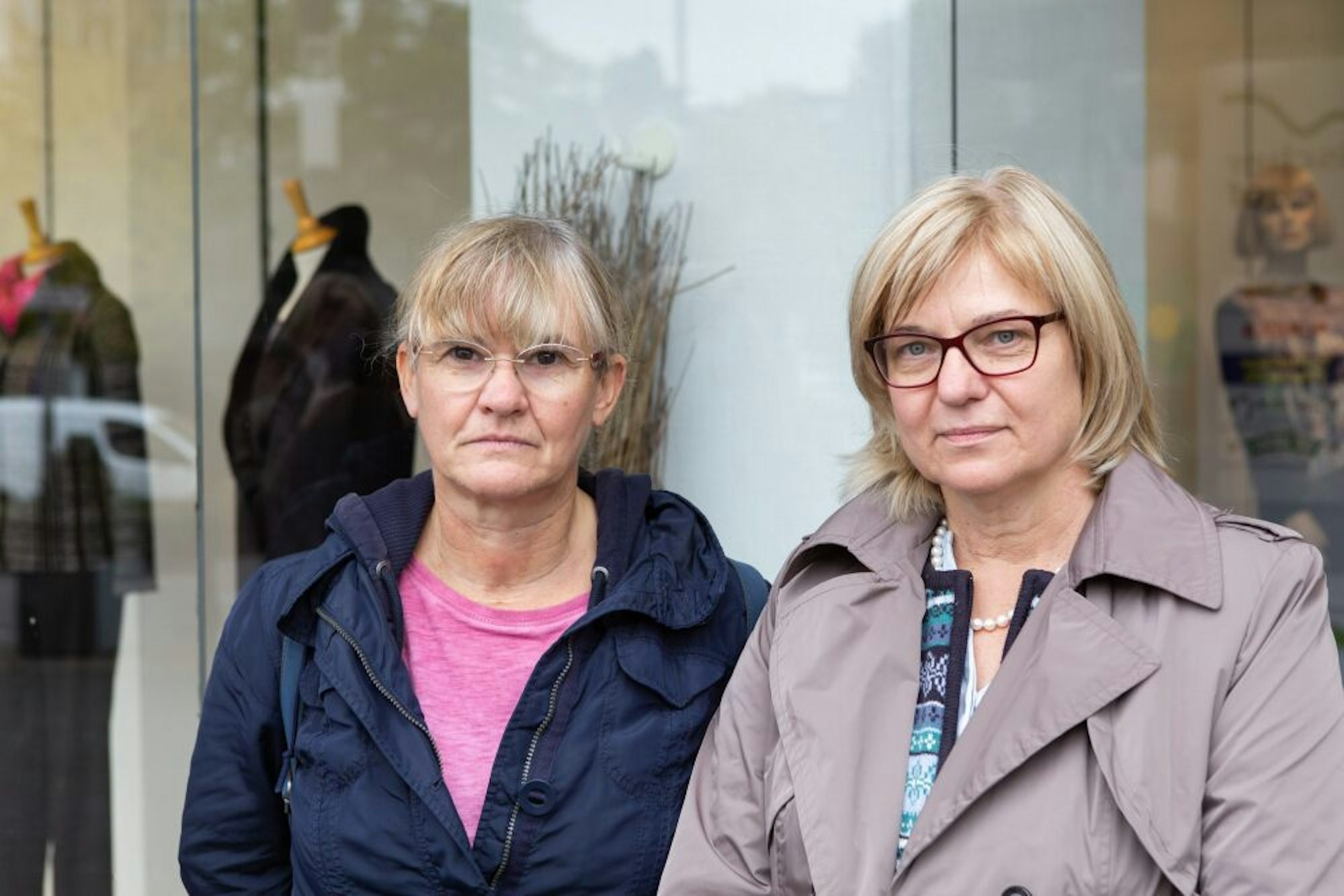Zahlreiche Gummersbacher sind am Samstag ein letztes Mal bei Karstadt gewesen und haben von ihren Erinnerungen an das Warenhaus berichtet. So auch Barbara Köhler und Alexandra Erban-Gerdt.