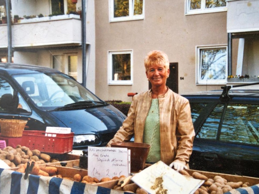 Sibylle Barths verkauft zweimal die Woche Kartoffeln auf dem Riehler Wochenmarkt.