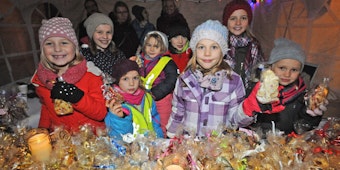 Kekse verkauft, um Senioren zu verschenken: Die Grundschüler der KGS auf dem Bratapfelfest.