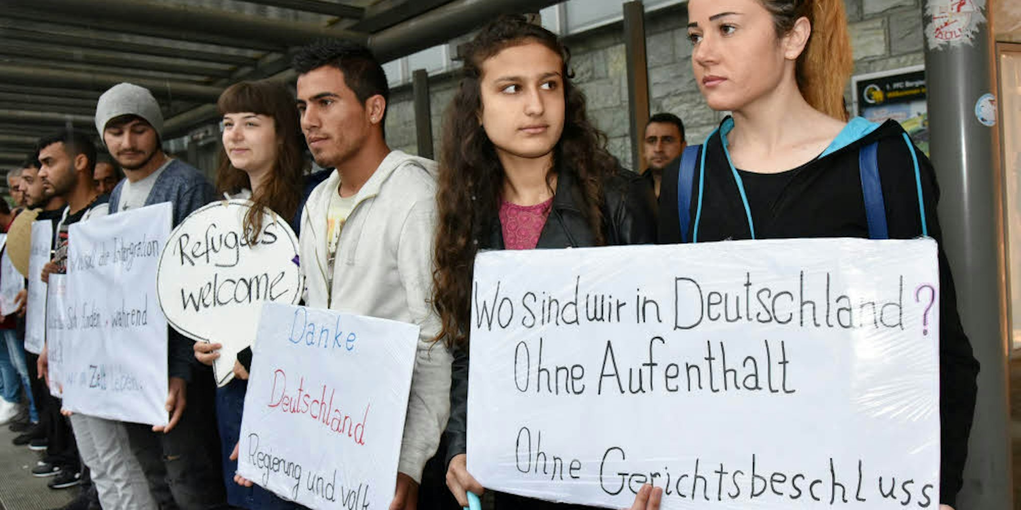Flüchtlinge in Bergisch Gladbach protestieren, weil sich die Bearbeitung ihrer Asylanträge verzögert.