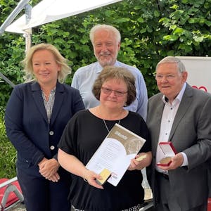Beate Ruland (M.) nahm die Marie-Juchacz-Plakette von Rudi Frick (r.) entgegen, dem stellvertretenden Präsidiumsvorsitzenden des Awo Bundesverbandes.