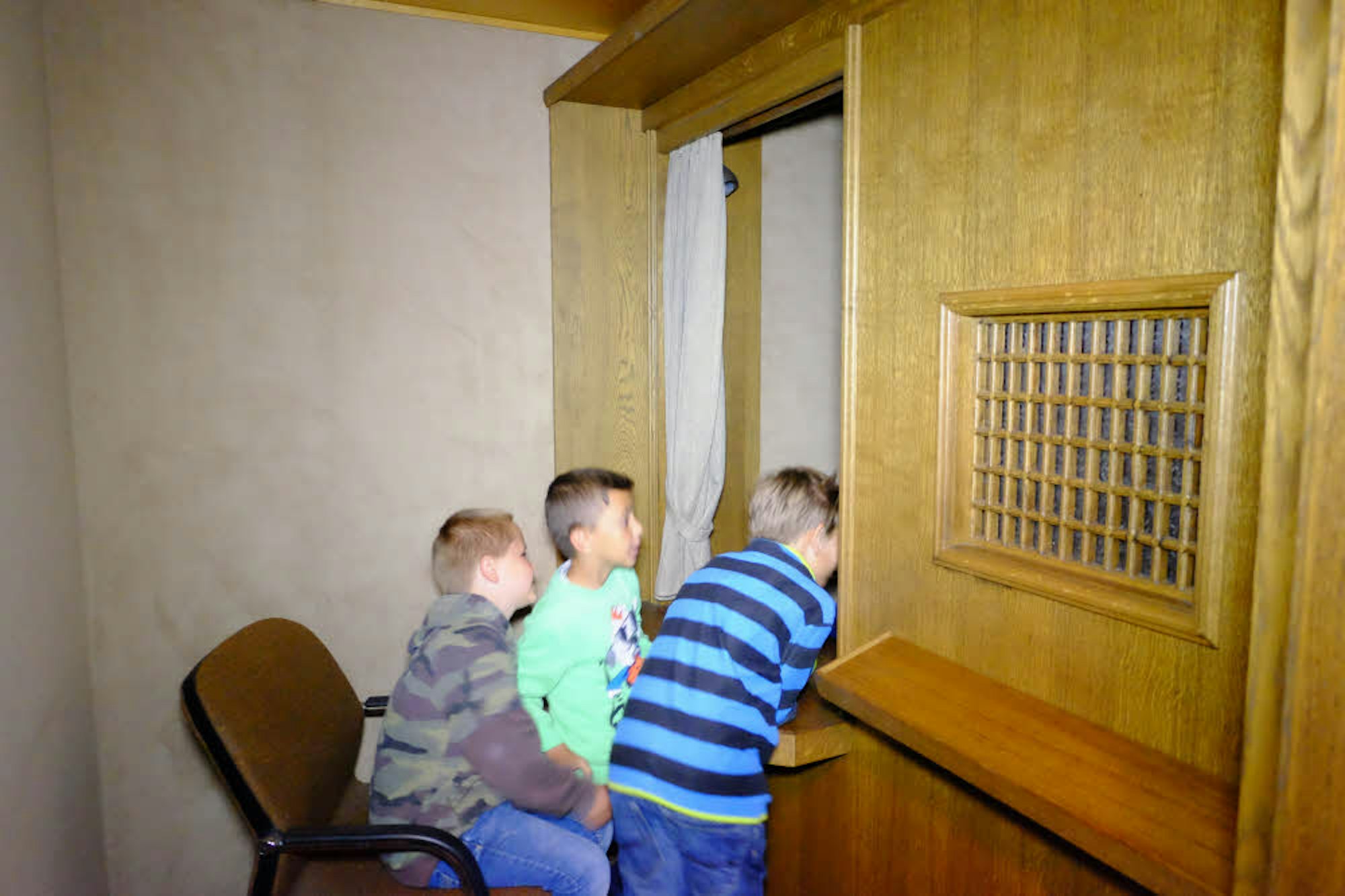 Was ist hinter dem Gitter im Beichtstuhl? Die Jungen wollten es ganz genau wissen und warfen einen Blick „hinter die Kulissen“.