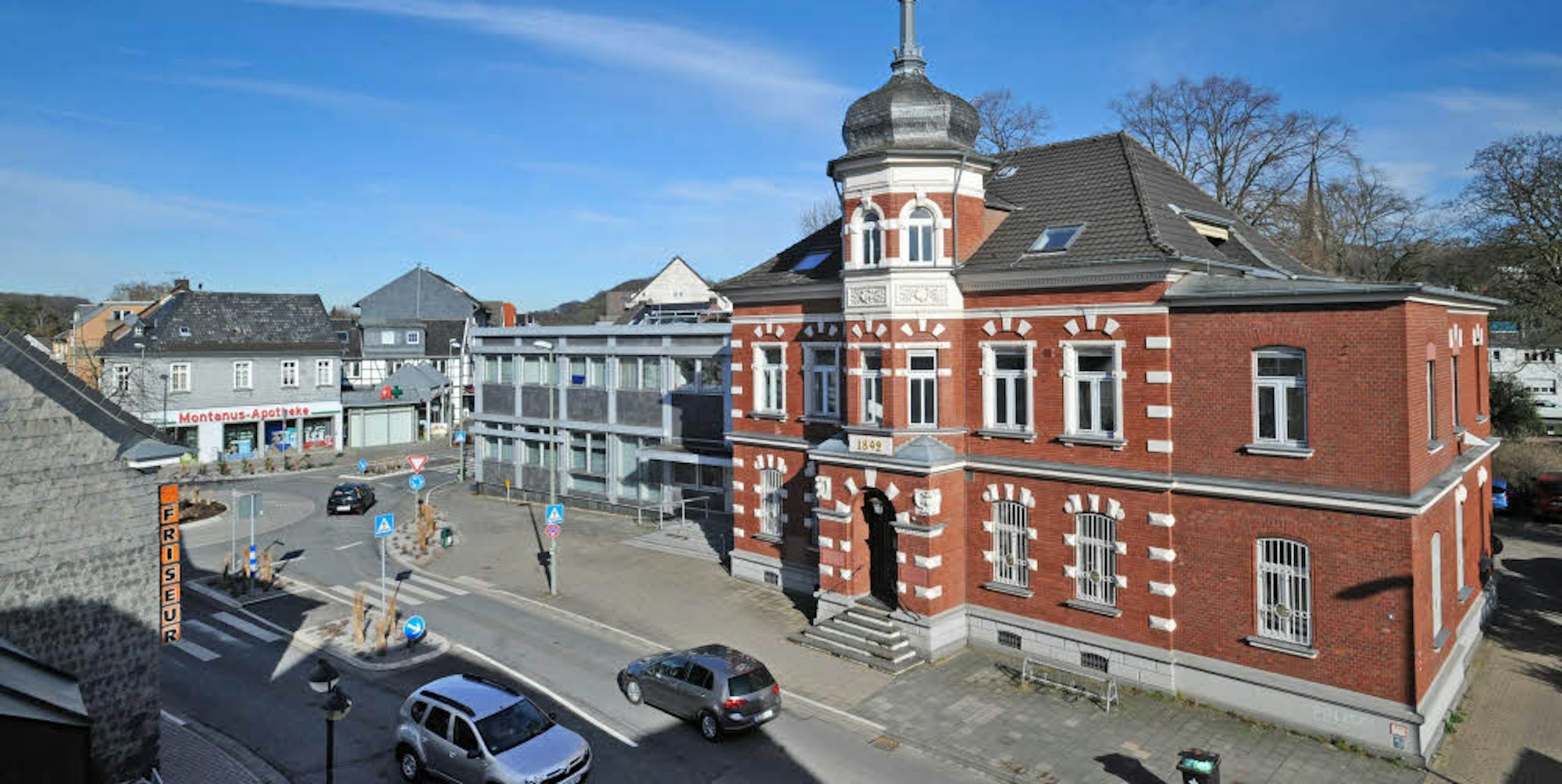 Das alte Rathaus soll zum soziokulturellen Zentrum umgebaut, der mit Alu verkleidete Anbau (links) später einmal abgebrochen werden.