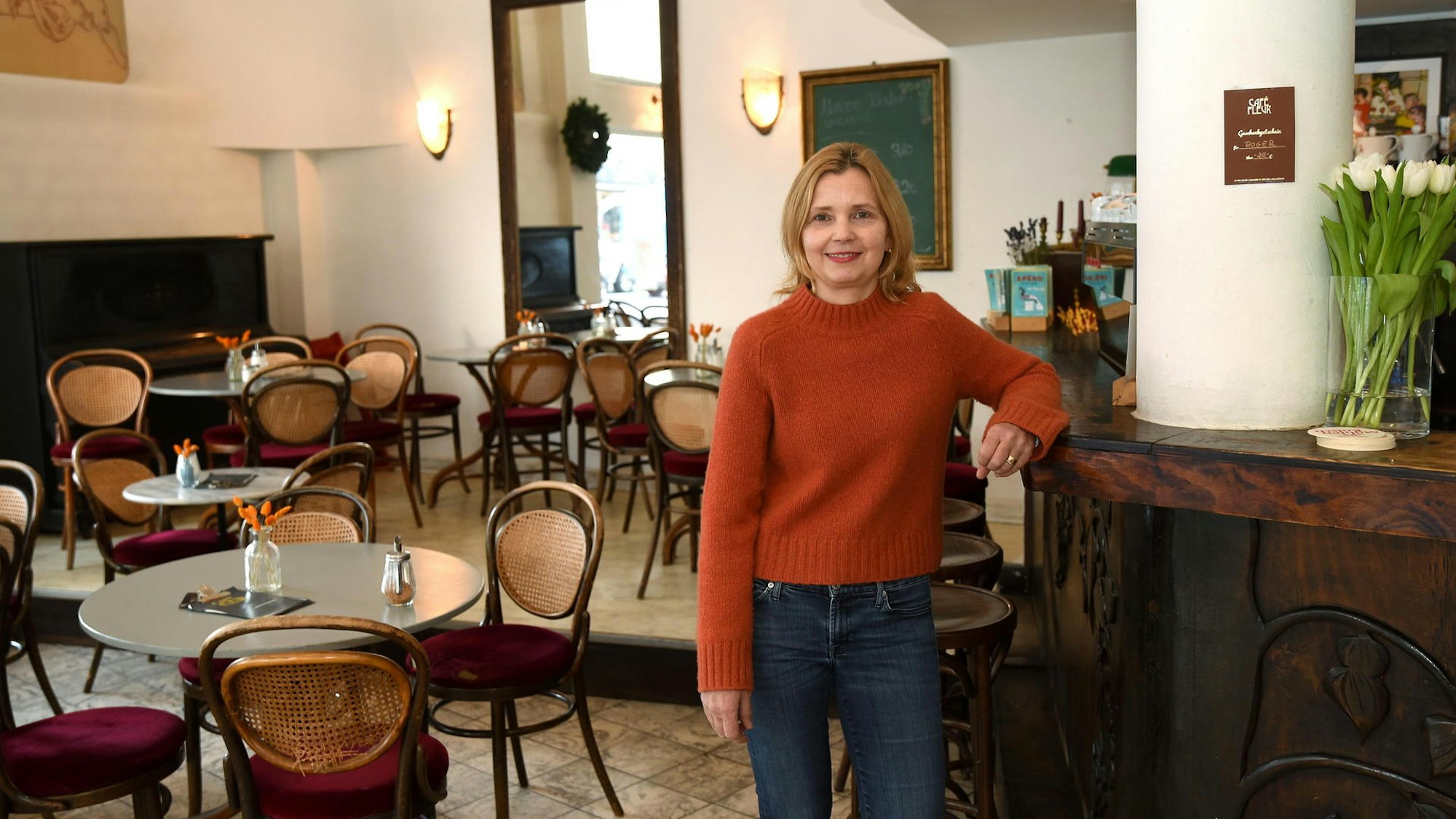 Carola Lauterborn in ihrem Café Fleur in Köln